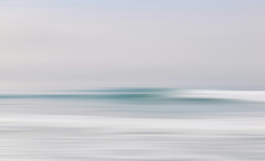 a blurry photo of a wave in the ocean