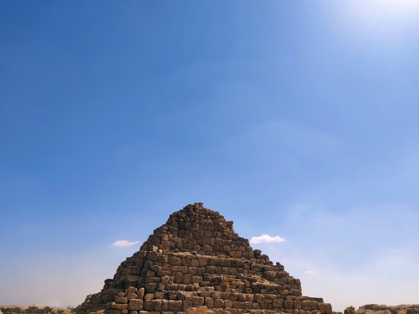 a very tall pyramid sitting in the middle of a desert UJhRR