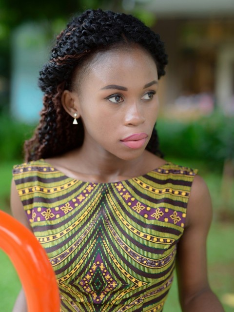 woman wearing sleeveless top VPmJBMEHb