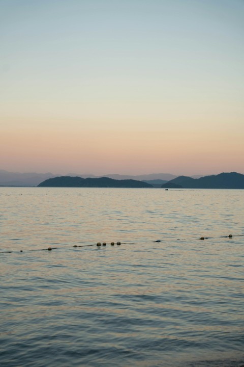 a large body of water with mountains in the background bk3V4A