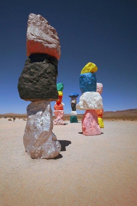 a group of rocks sitting in the middle of a desert gZF